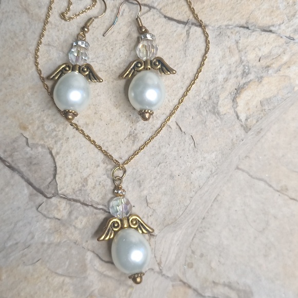 Pearl Angels wings necklace and earrings set - Picture 3 of 5